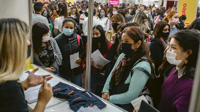 Ofrecen 300 vacantes laborales exclusivas para mujeres en Capital Federal