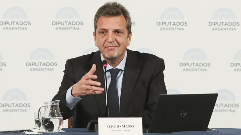 Massa pone en marcha el "dólar tecno" para pagar sueldos en moneda extranjera