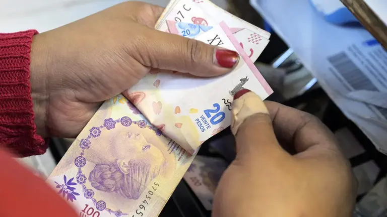 Mujeres reciben asistencia de $51.200 en octubre: los requisitos para poder solicitarla