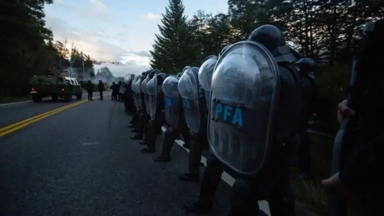 Tensión en Villa Mascardi: al menos 12 detenidos en el desalojo a grupos mapuches