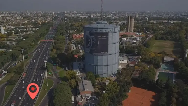 Entró con su cámara y mostró qué se esconde dentro del misterioso tanque de General Paz