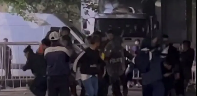 Video | así fue el enfrentamiento entre hinchas de Gimnasia y la Policía fuera del estadio