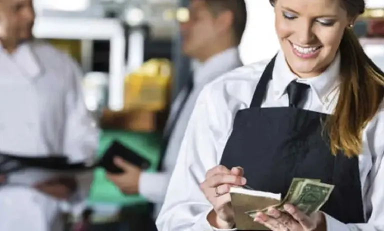 Cuántos dólares pueden ganar al mes los argentinos que trabajan como mozos en Estados Unidos