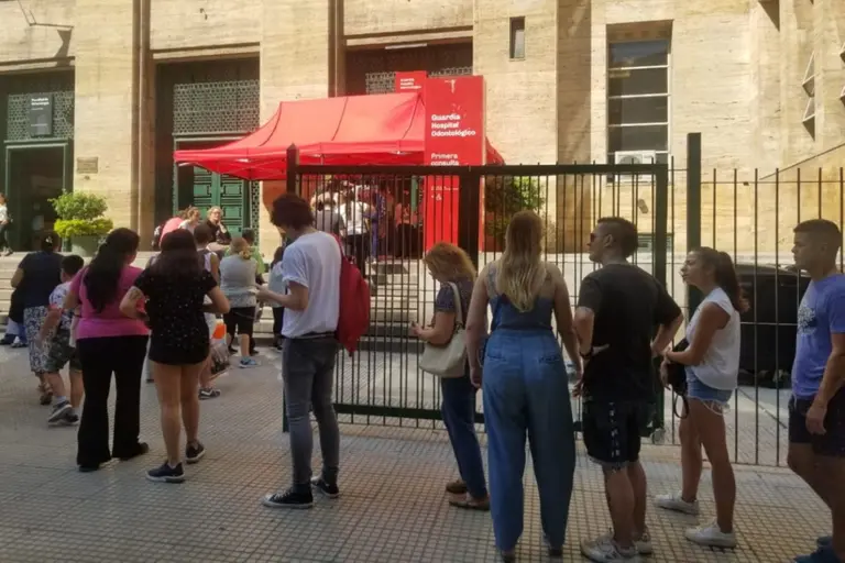 La insólita causa por la que la facultad de Odontología de la UBA se llenó de largas filas y ya no tiene turnos