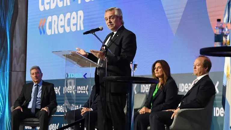 El Presidente, en plena soledad, buscó en IDEA un aplauso que nunca llegó