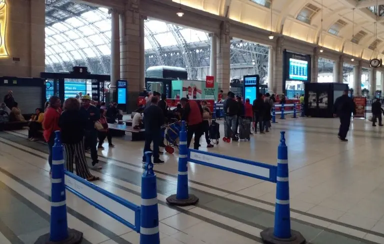 Estación de tren retiro gente en los andenes