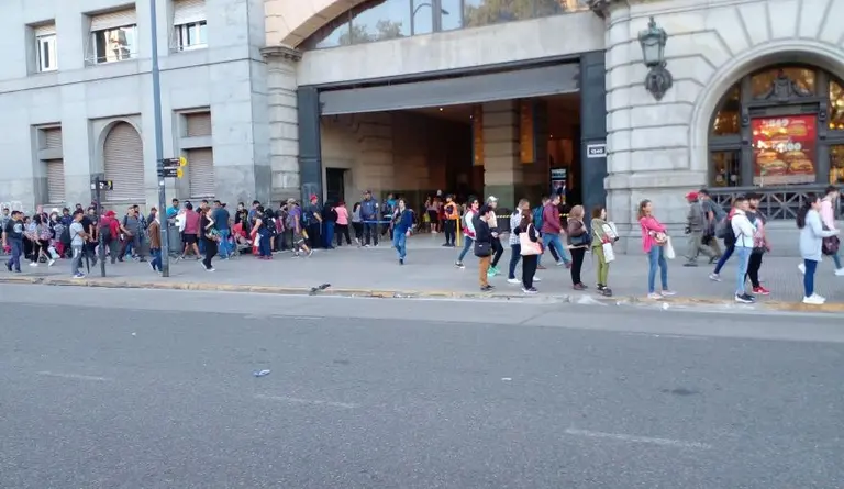 Viral: filas de seis cuadras para retirar una botella de Coca Cola