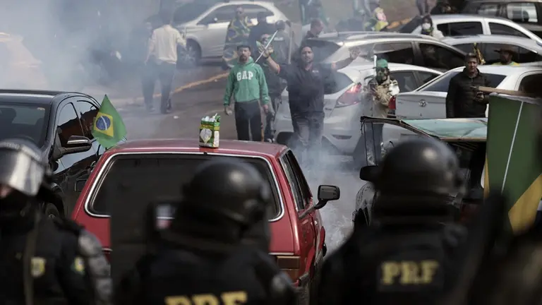 Crece la tensión en Brasil: la Policía despeja piquetes bolsonaristas con balas de goma y gases lacrimógenos