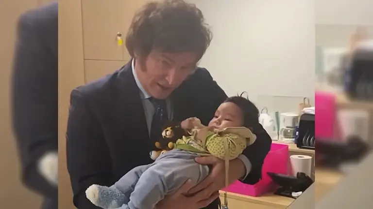 Video: una mujer le puso el nombre "Milei" a su hijo y el liberal le cantó un tema de La Renga