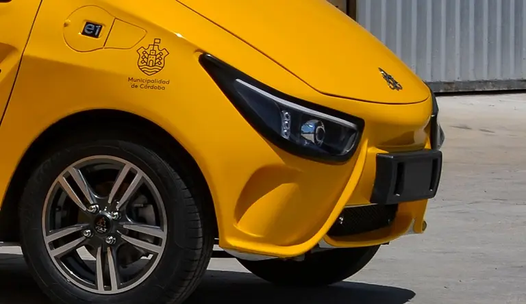 Lanzan dos nuevos autos eléctricos argentinos que recorren 100 kilómetros por el precio de una taza de café