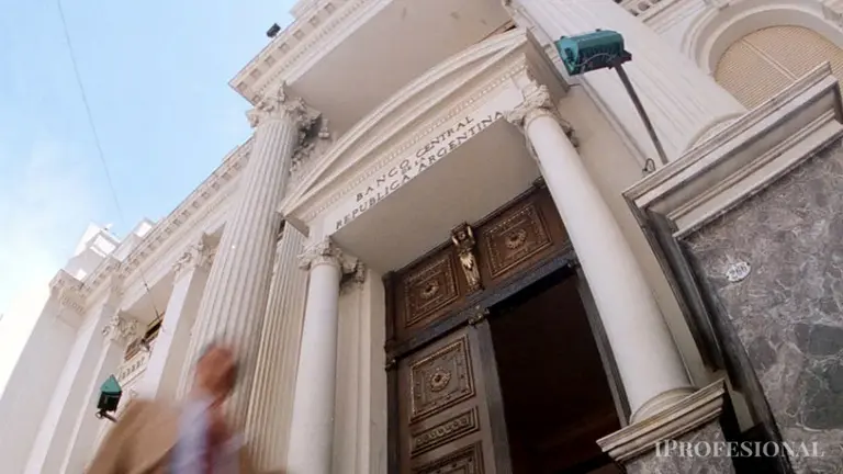 El BCRA refuerza su estrategia para forzar la baja de los dólares financieros: por qué el mercado duda del plan