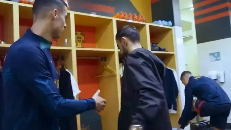VIDEO | Clima tenso en el vestuario de Portugal: el frío saludo de Bruno Fernandes a Cristiano Ronaldo