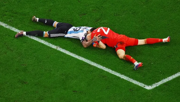 Mundial Qatar 2022: ¿qué le dijo Otamendi a Dibu Martínez cuando se abrazaron en el partido contra Australia?