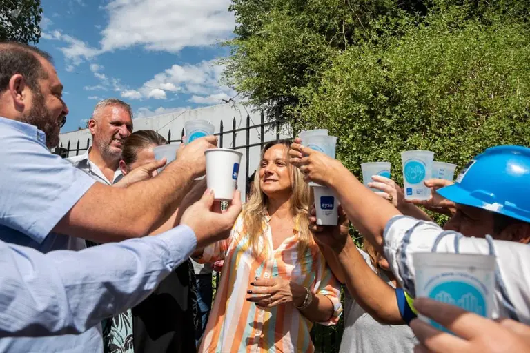 Malena Galmarini y Jaime Méndez habilitaron una nueva red de agua potable en el Barrio Mitre de San Miguel