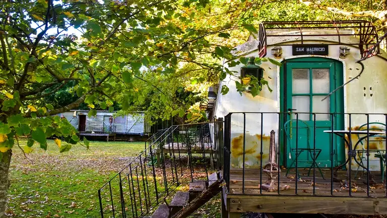 Casillas rurales, vagones, containers y hoteles de lujo para perros: los alojamientos más exóticos cerca de Capital