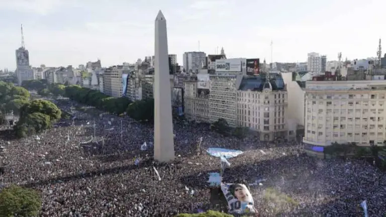Ahora viene el partido por la apropiación política del triunfo deportivo: ¿podrá Messi cerrar la grieta?