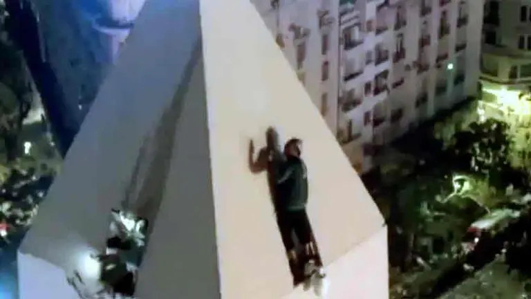 VIDEO | Un hincha se subió a la punta del Obelisco en medio de los festejos por el Mundial