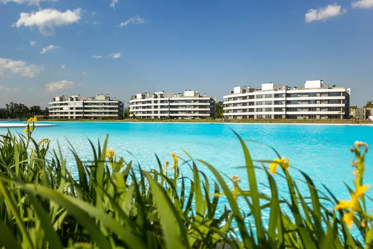 Furor por casas en barrios con lagunas naturales y artificiales: los proyectos más atractivos