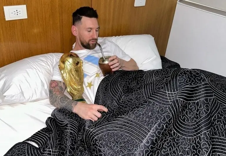 Messi y el mejor despertar: mates en la cama y abrazado a la Copa del Mundo