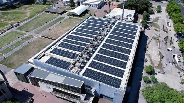 La Rural monta el parque de energía solar privado más grande de Buenos Aires