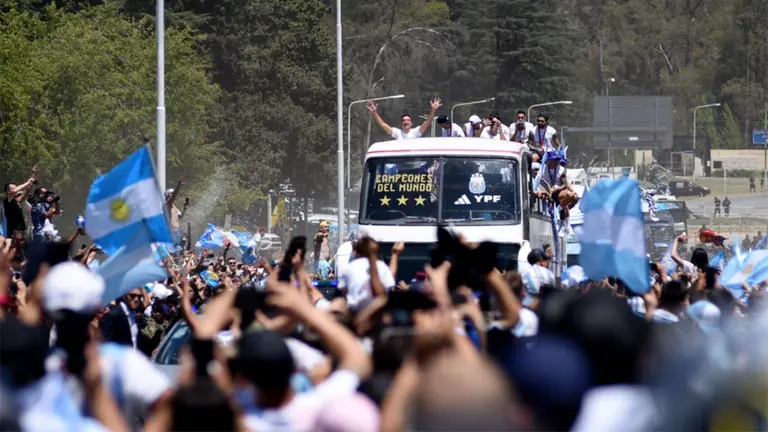 Cómo empañar un festejo histórico: caos organizativo, internas y uso político de "la Scaloneta"