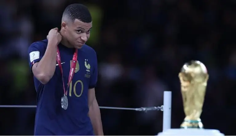 VIDEO | Mbappé arengó muy enojado a sus compañeros en el entretiempo de la final ante Argentina