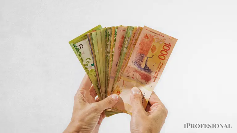 Economía en negro: reveladores datos sobre cómo se pagan las compras en medio de la crisis inflacionaria