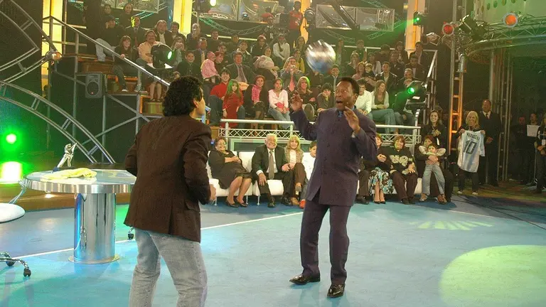 Video | El histórico momento en el que Pelé y Maradona jugaron "un cabeza"