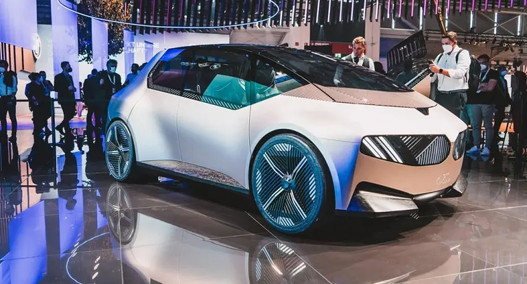 Video |  BMW presentó "i Vision Dee", el auto que cambia de color infinitas veces