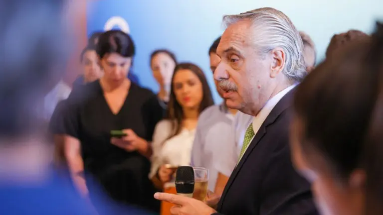 Abucheos e insultos: el incómodo momento que vivió Alberto Fernández en su paso por Miramar