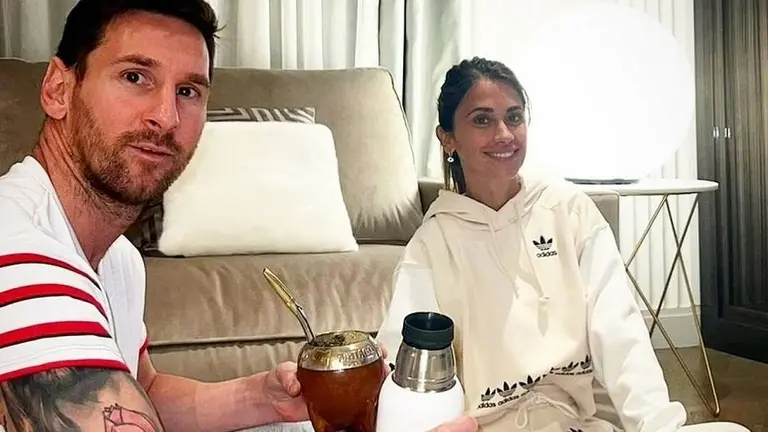 La nueva bombilla del mate de Messi es de oro, con tres estrellas y tiene una frase secreta: ¿cuánto vale?