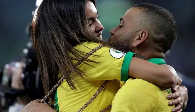 Dani Alves, detenido: qué dijo su mujer en redes sociales tras la denuncia por acoso sexual
