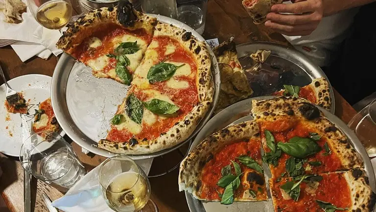 Fuerte caída del poder adquisitivo: los detalles que reveló el "Índice Pizza" sobre el deterioro del salario mínimo