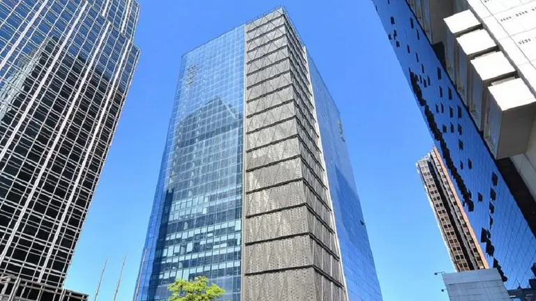 Elsztain sigue vendiendo pisos de oficinas top para "hacer caja"