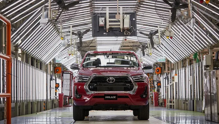 La camioneta Toyota Hilux abandonó el podio de los 0Km más vendidos: qué vehículos la superan