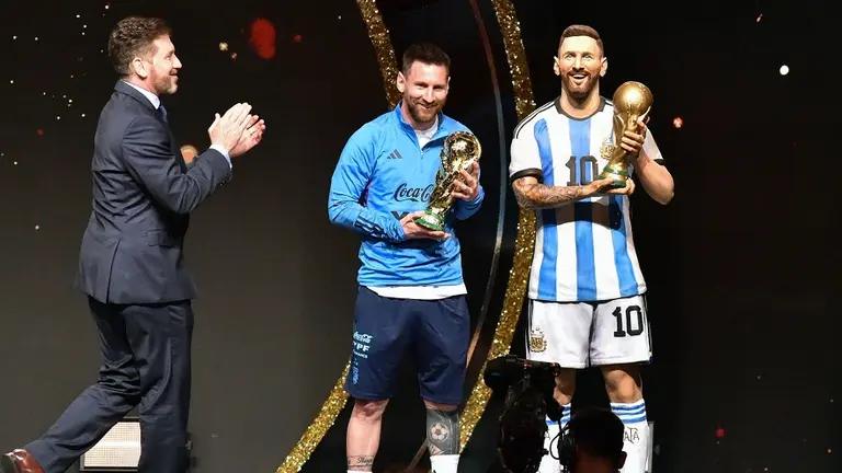 Estatua, bastón y la Copa del Mundo: así fue el homenaje de Conmebol a Lionel Messi
