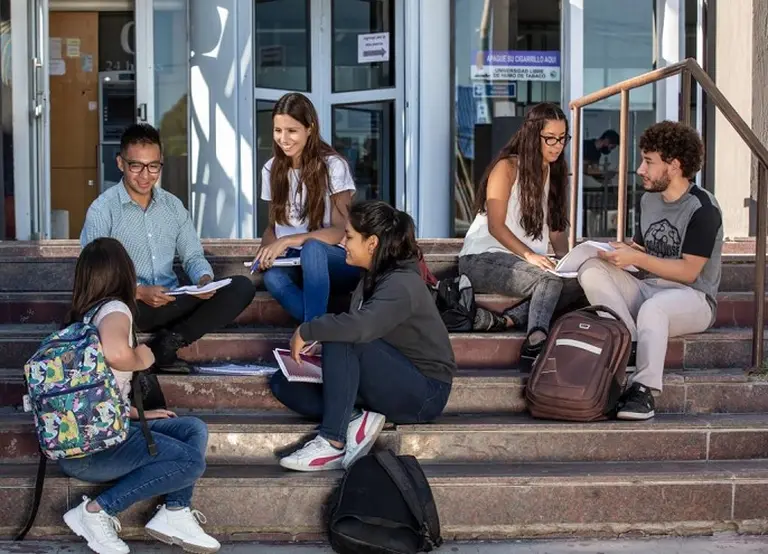 estudiantes universitariosMitos y verdades de las universidades argentinas y la baja tasa de egreso