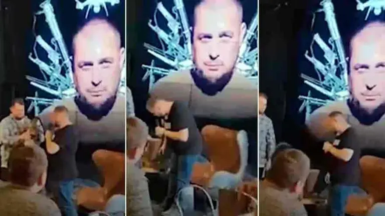 El momento exacto en el que el bloguero ruso recibe la "estatuilla bomba" que lo mató