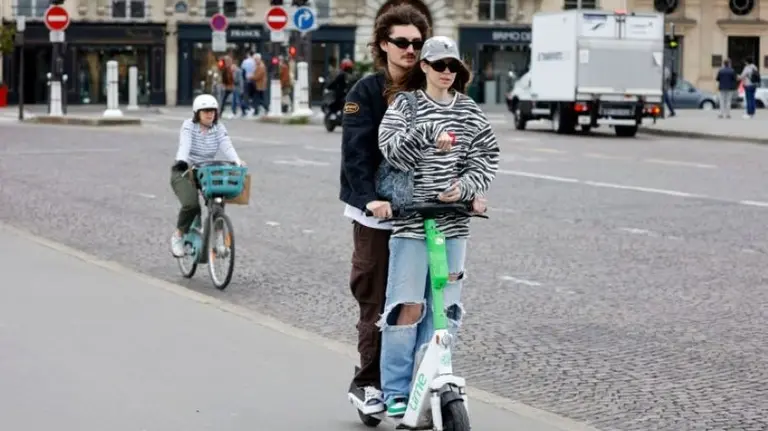 París prohibirá los monopatines eléctricos en sus calles: las causas