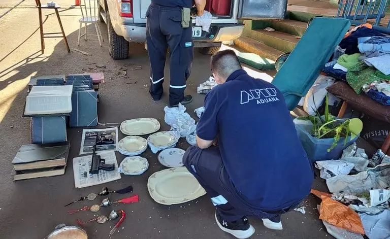 La Aduana impidió que un hombre saliera del país con antigüedades por un valor millonario