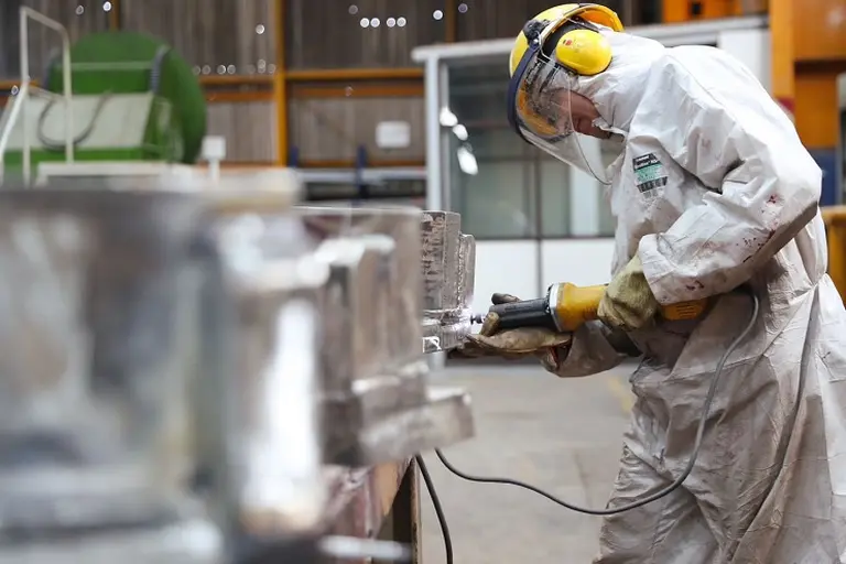 Cada vez más suspensiones en la industria: Akapol para por 60 días