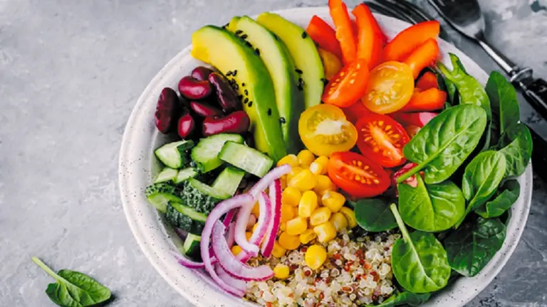 Alerta: cuánta de la fruta y verdura recomendada por día consumen los chicos y adolescentes