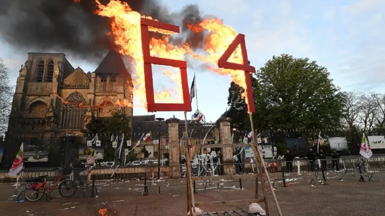 Macron promulgó su impopular reforma jubilatoria y se agudiza el conflicto en Francia