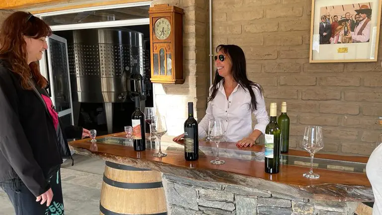 Pasó de ser la "niña malcriada" a manejar la bodega familiar: ahora produce 25.000 litros de vino por año