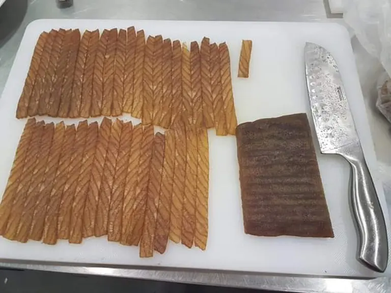 El árbol que se come: la familia que invita a los turistas con tablas confitadas de machimbre