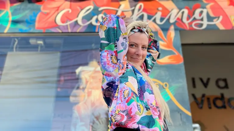 Arrancó en el living de su casa y hoy factura $27 millones por mes vendiendo ropa con talles hasta el 5XL