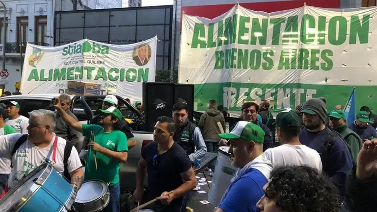 Gremio de la Alimentación exige urgente aumento de sueldo y paraliza la industria en todo el país