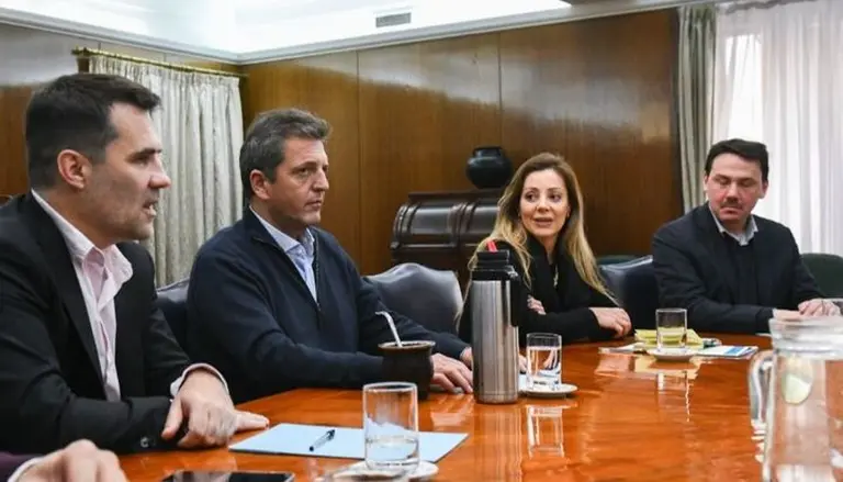 Massa y Royón reflotan el plan eléctrico K de uso racional para repartir 31 millones de lámparas de bajo consumo