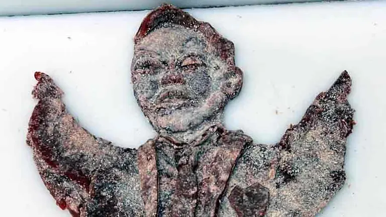 Un bodegón porteño replicó la estatua de Gallardo en una milanesa