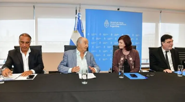 El Gobierno convocó a gremios y empresas para analizar un incremento del salario mínimo